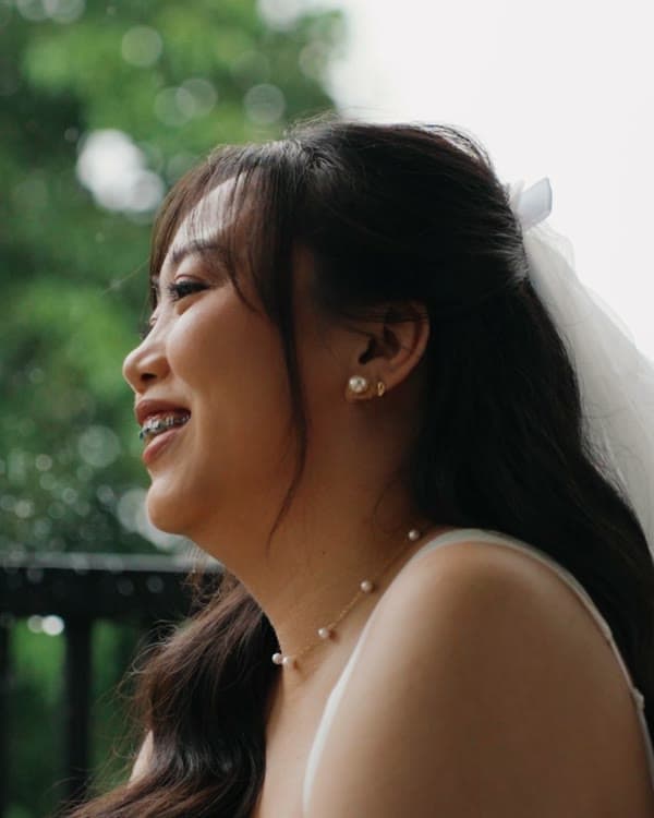 Jea laughing in the rain