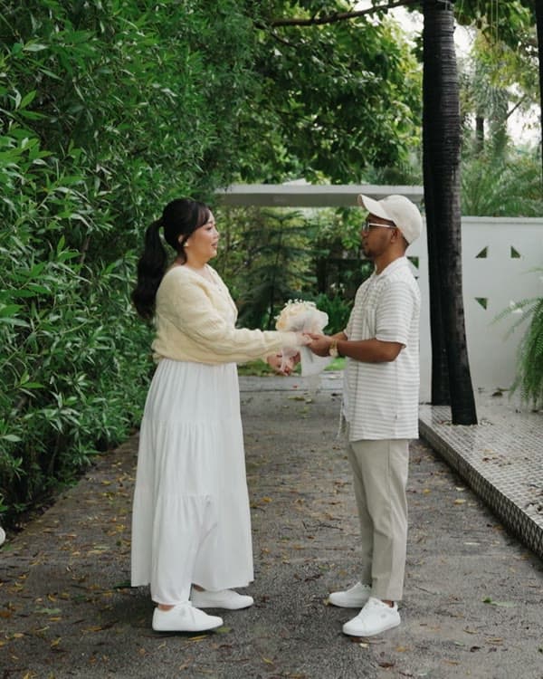 Jea and Melvic exchanging a bouquet